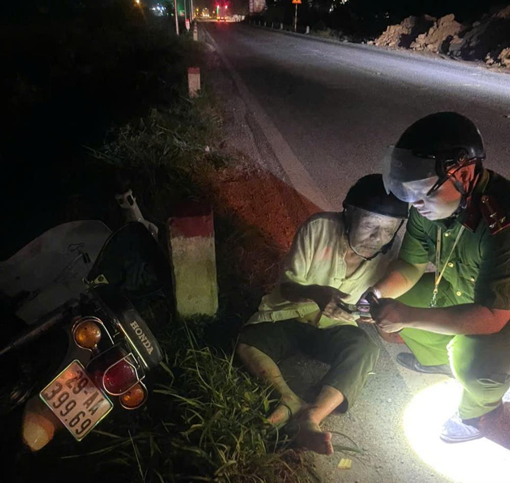 Cán bộ Công an xã Cao Dương hỏi thăm sức khỏe và đưa cụ ông bị tai nạn đi cấp cứu.