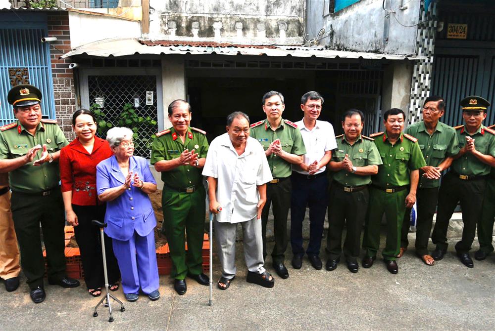 Các đại biểu và cô Tăng Thu Lan, chú Nguyễn Ngọc Độ tại buổi Lễ.