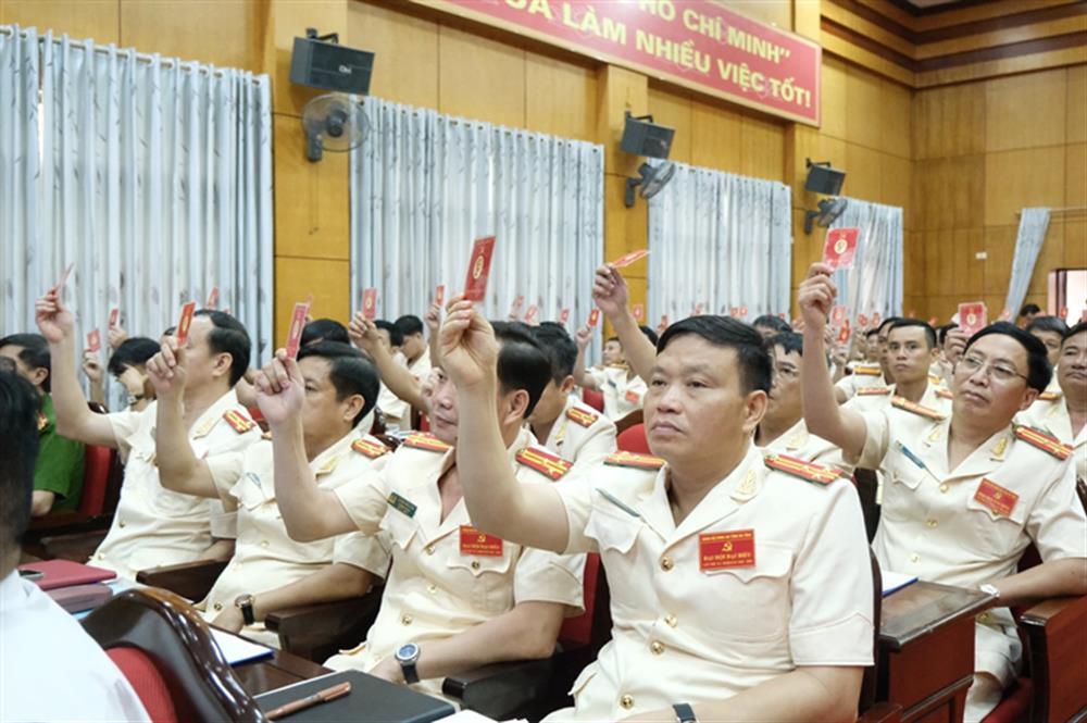 Các đảng viên biểu quyết tại Đại hội.