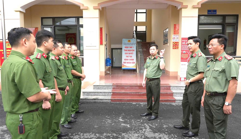 Đồng chí Giám đốc Công an tỉnh kiểm tra thực tế tại tổ công tác của Công an phường Thục Phán.