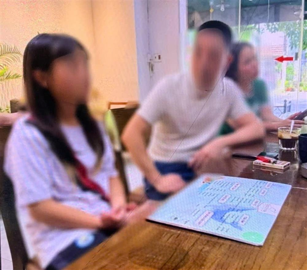 Cháu H.L sợ hãi kể lại sự việc với bố sau khi được cứu về.