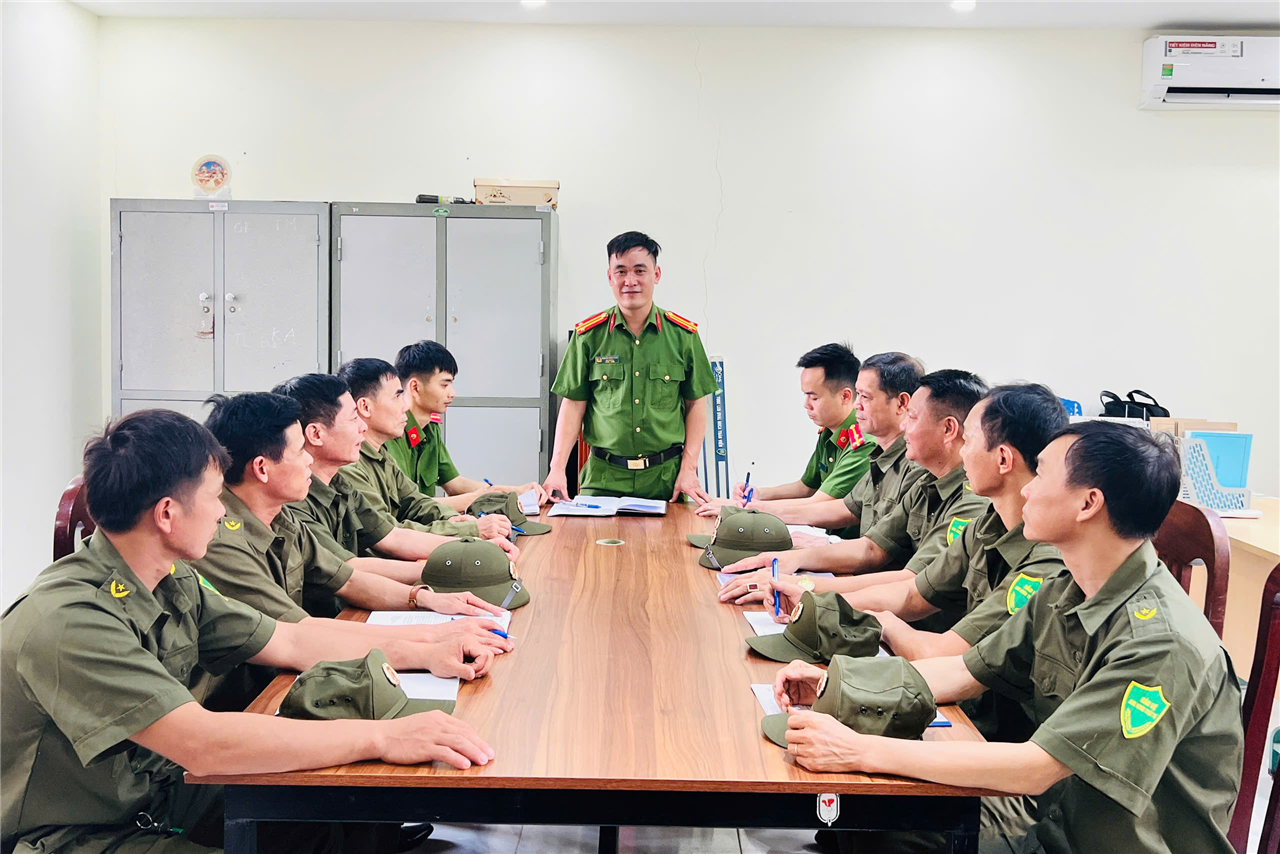 1. Lãnh đạo Công an xã Bình Tuyền triển khai nhiệm vụ đến các đồng chí tổ viên Tổ bảo vệ ANTT ở cơ sở.
