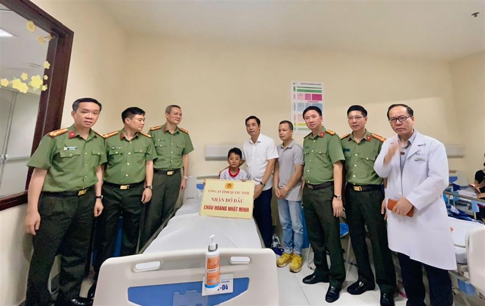 Thiếu tướng Trần Văn Phúc – Ủy viên Ban Thường vụ Tỉnh ủy, Bí thư Đảng ủy, Giám đốc Công an tỉnh cùng tập thể lãnh đạo các phòng nghiệp vụ trao số tiền hỗ trợ và nhận đỡ đầu cháu Hoàng Nhật Minh