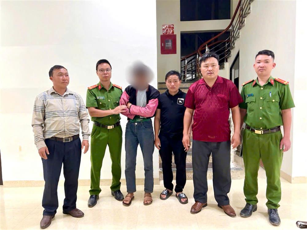 Lực lượng Công an xã Phiêng Pằn hỗ trợ anh Giàng A Dếnh về với gia đình an toàn.
