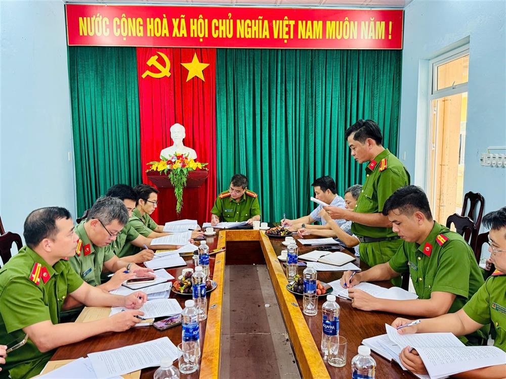 Ban Giám đốc Công an thành phố kiểm tra, làm việc với Công an phường Phong Dinh.