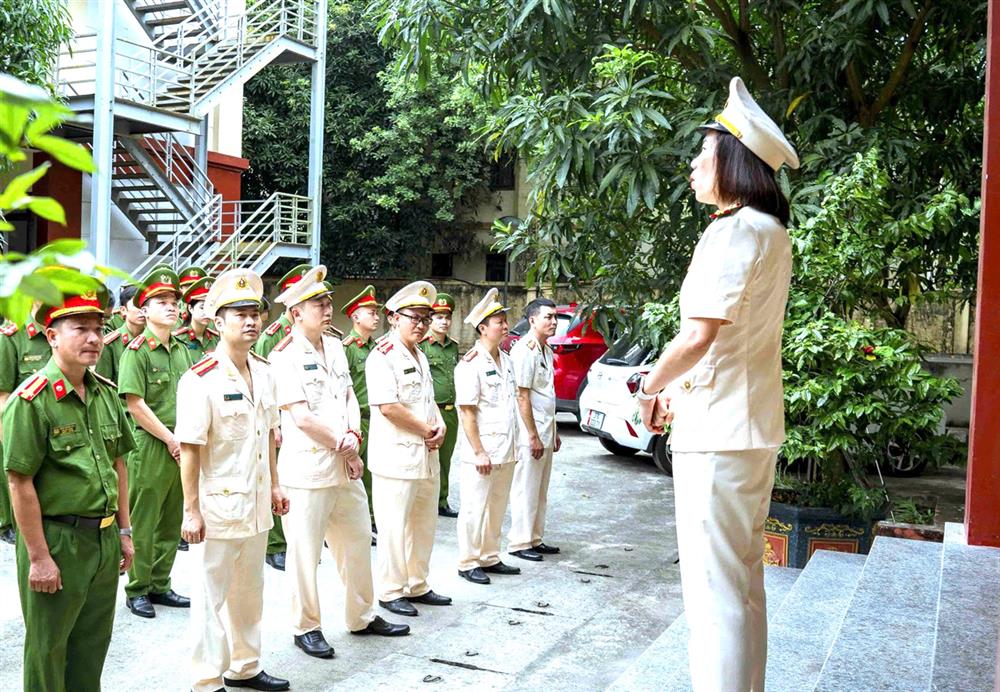 Cùng với giải quyết, phục vụ các thủ tục hành chính, Công an phường phân công các Tổ công tác để triển khai bám, nắm địa bàn, tăng cường tuần tra, kiểm soát, phòng chống các loại tội phạm, bảo đảm bình yên cho Nhân dân.