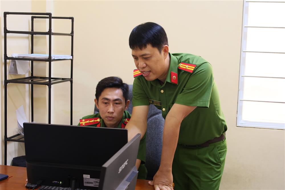 Với kinh nghiệm của mình, đồng chí Quách Chí Lễ thường xuyên giúp đỡ đồng đội hoàn thành tốt nhiệm vụ được giao.