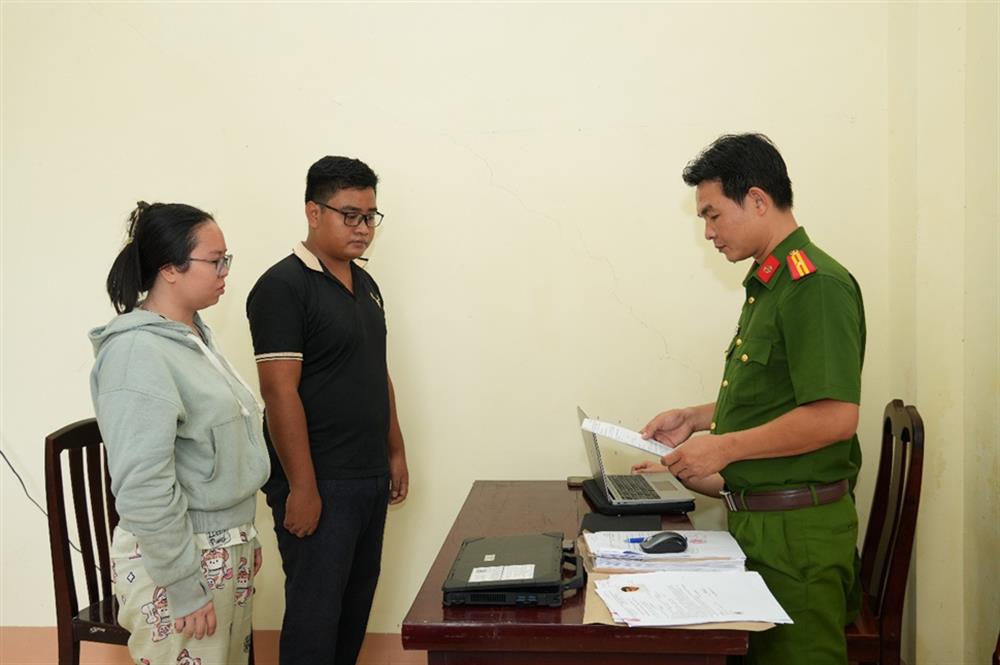 Cơ quan Cảnh sát điều tra Công an thành phố Cần Thơ tống đạt các quyết định khởi tố đối với Trần Thị Huỳnh Như và Danh Lợi.
