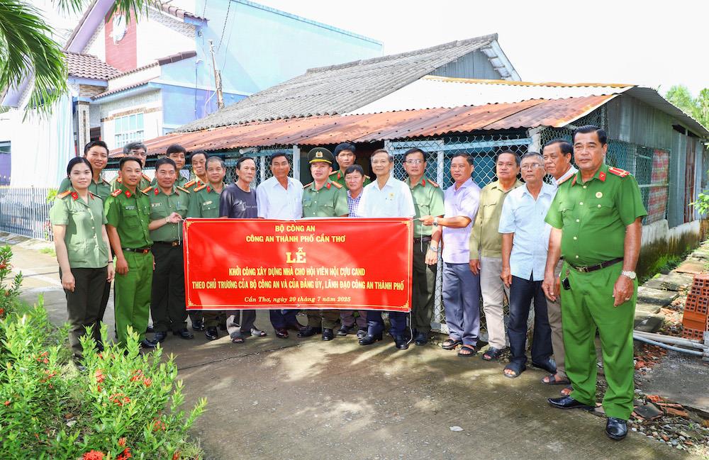 Các đại biểu và gia đình đồng chí Phạm Tiển tại Lễ khởi công.
