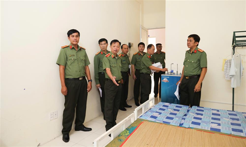 Thiếu tướng Huỳnh Việt Hòa, Giám đốc Công an thành phố Cần Thơ và Trung tá Đinh Tùng An, Phó Giám đốc Công an thành phố kiểm tra cơ sở vật chất đảm bảo nơi ăn nghỉ cho cán bộ, chiến sĩ.
