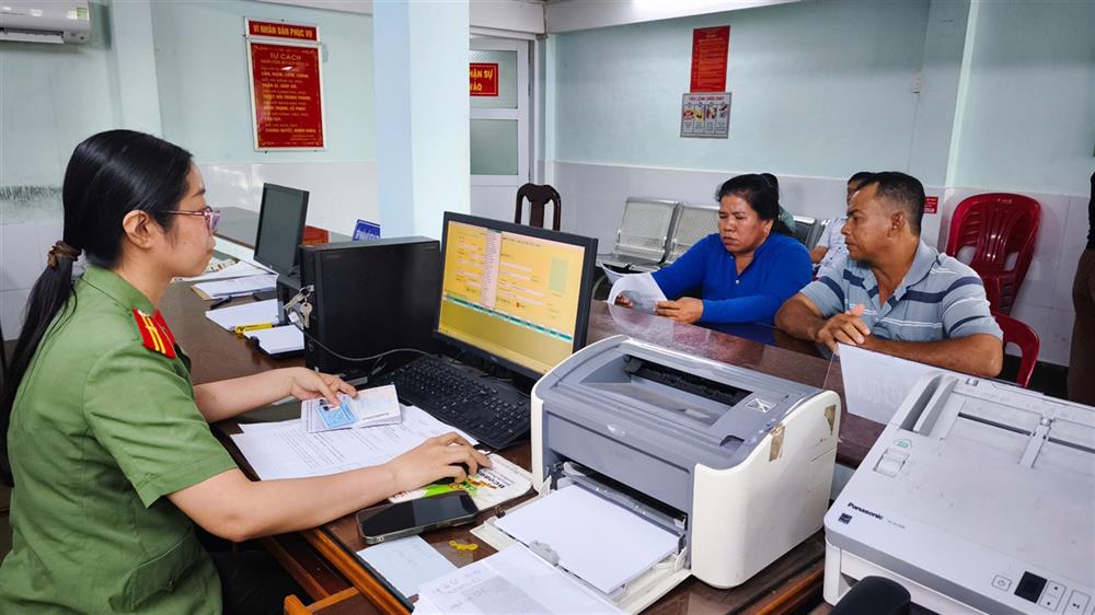 Công an thành phố Cần Thơ cấp căn cước và định danh điện tử cho người nước ngoài làm việc và cư trú trên địa bàn thành phố.
