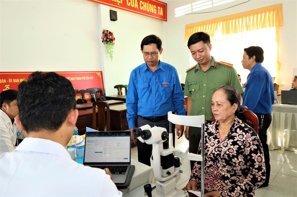 Các gia đình chính sách và người dân có hoàn cảnh khó khăn được khám mắt miễn phí .