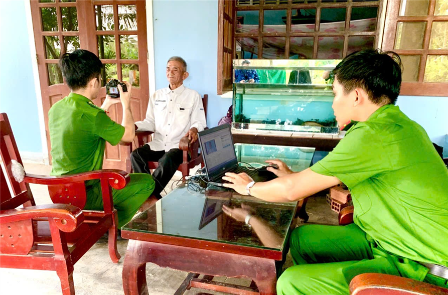 Lực lượng Công an xã làm căn cước và định danh điện tử mức 2 cho người già yếu tại nhà