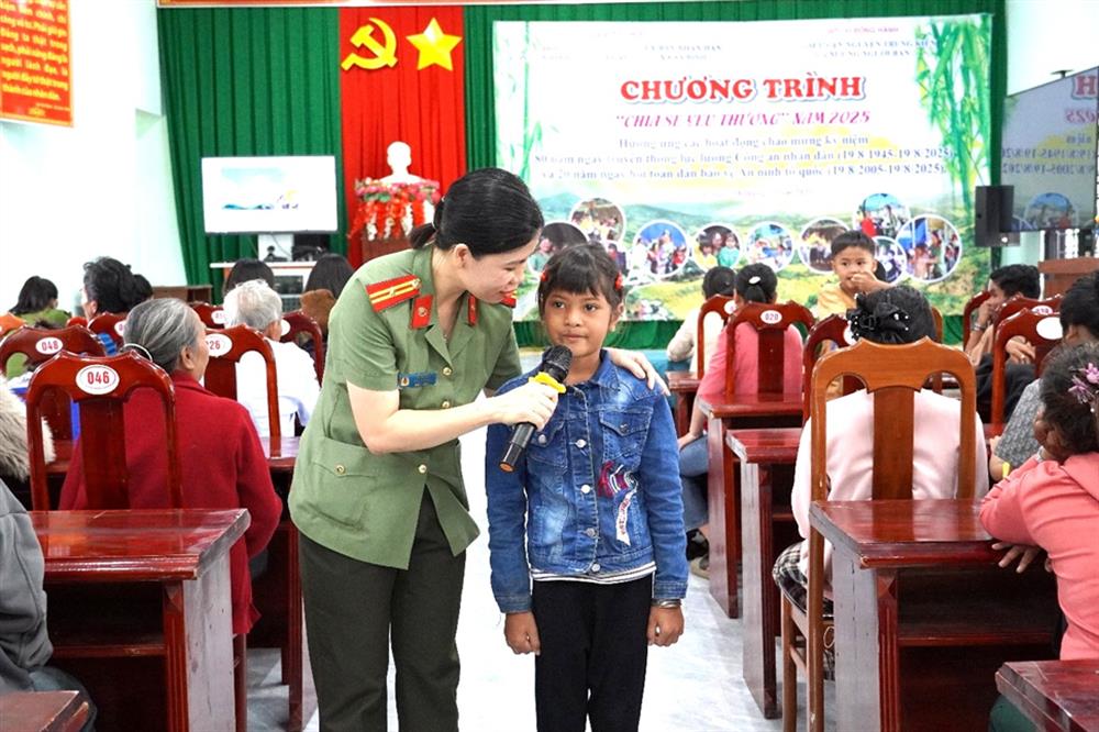 Cán bộ Hội Phụ nữ Công an tỉnh tuyên truyền nội dung phòng chống xâm hại tình dục trẻ em đến các em học sinh và phụ huynh trên địa bàn