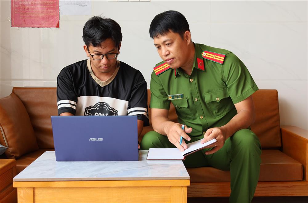 Thiếu tá Quách Chí Lễ hướng dẫn chủ cơ sở lưu trú thực hiện khai báo tạm trú cho người nước ngoài.