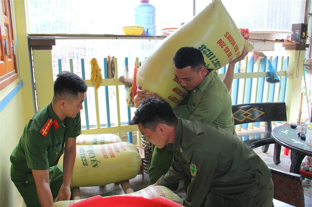 Hỗ trợ bà con di dời tài sản đến khu vực an toàn.