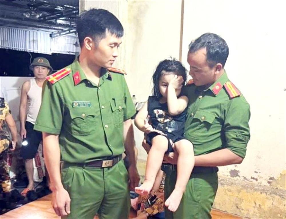 Công an phường Vân Hà đưa cháu bé về với gia đình an toàn.