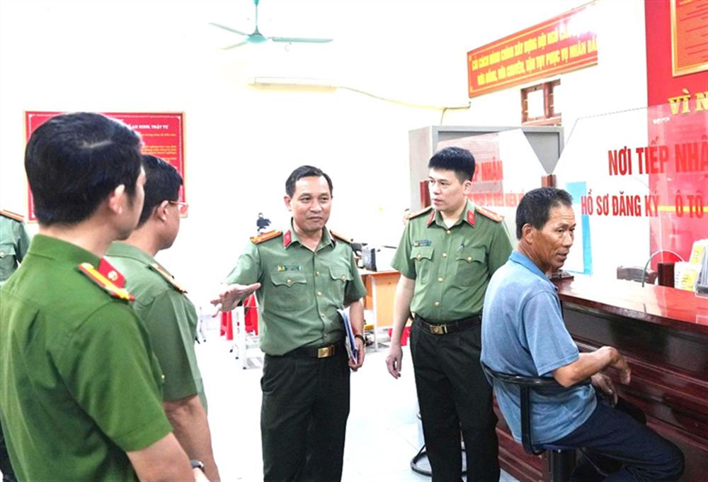 Đại tá Trần Hồng Quang, Phó Giám đốc Công an tỉnh kiểm tra các hoạt động tại Bộ phận một cửa Công an xã Nghi Lộc
