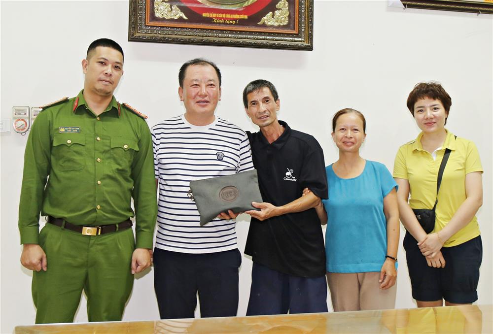 Ông Kweon O Bong nhận lại tài sản bị đánh rơi.