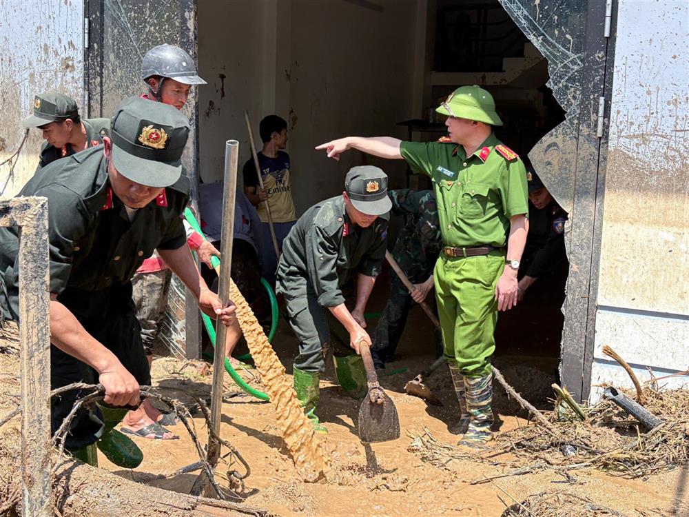 Ban Giám đốc Công an tỉnh Sơn La trực tiếp chỉ đạo các lực lượng hỗ trợ nhân dân khắc phục hậu quả mưa lũ.