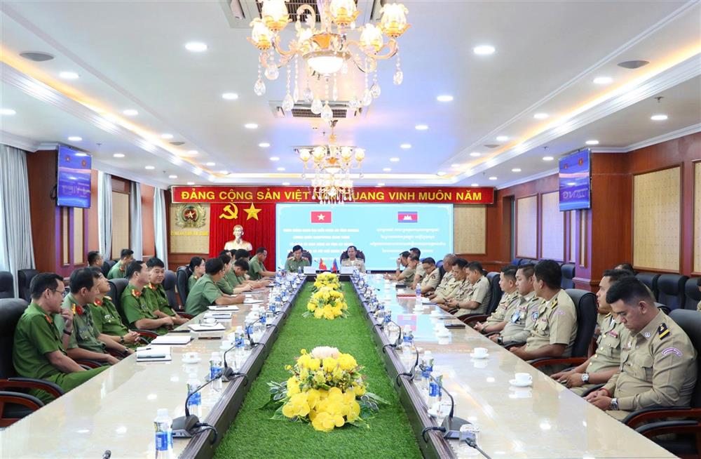 Toàn cảnh buổi làm việc.