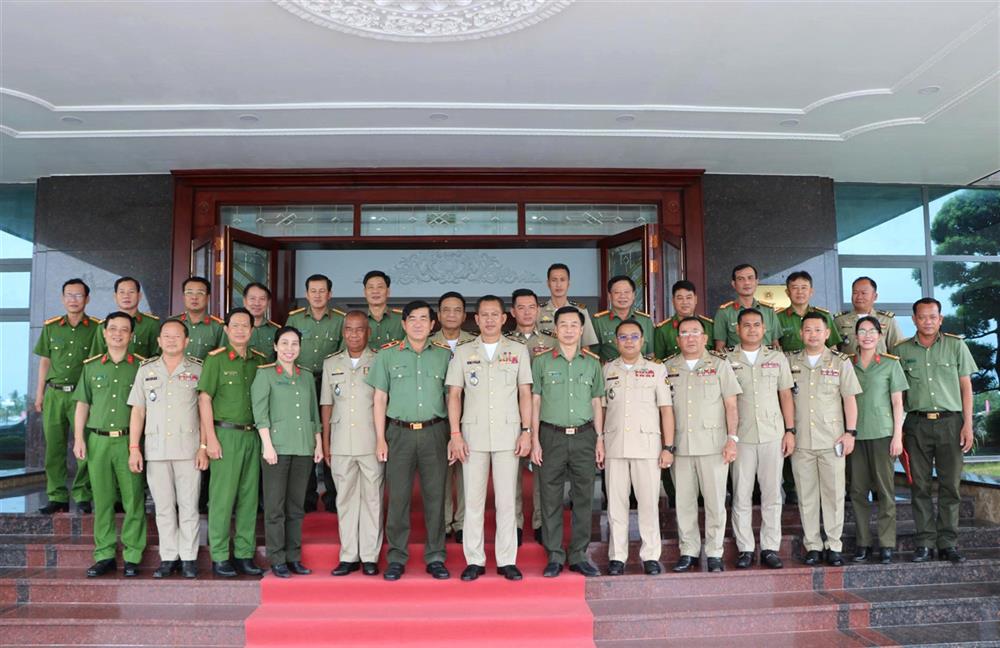 Các đại biểu dự buổi làm việc.