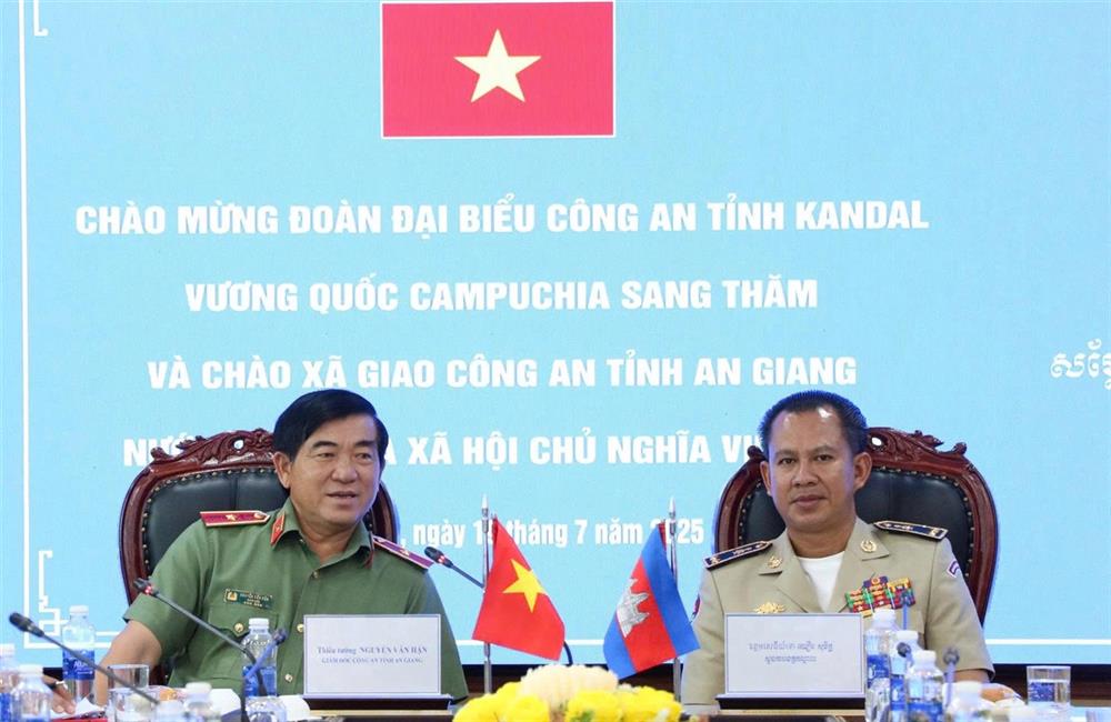 Thiếu tướng Nguyễn Văn Hận, Giám đốc Công an tỉnh An Giang và Trung tướng Chseaun Sokchetta, Giám đốc Công an tỉnh Kandal tại buổi làm việc.