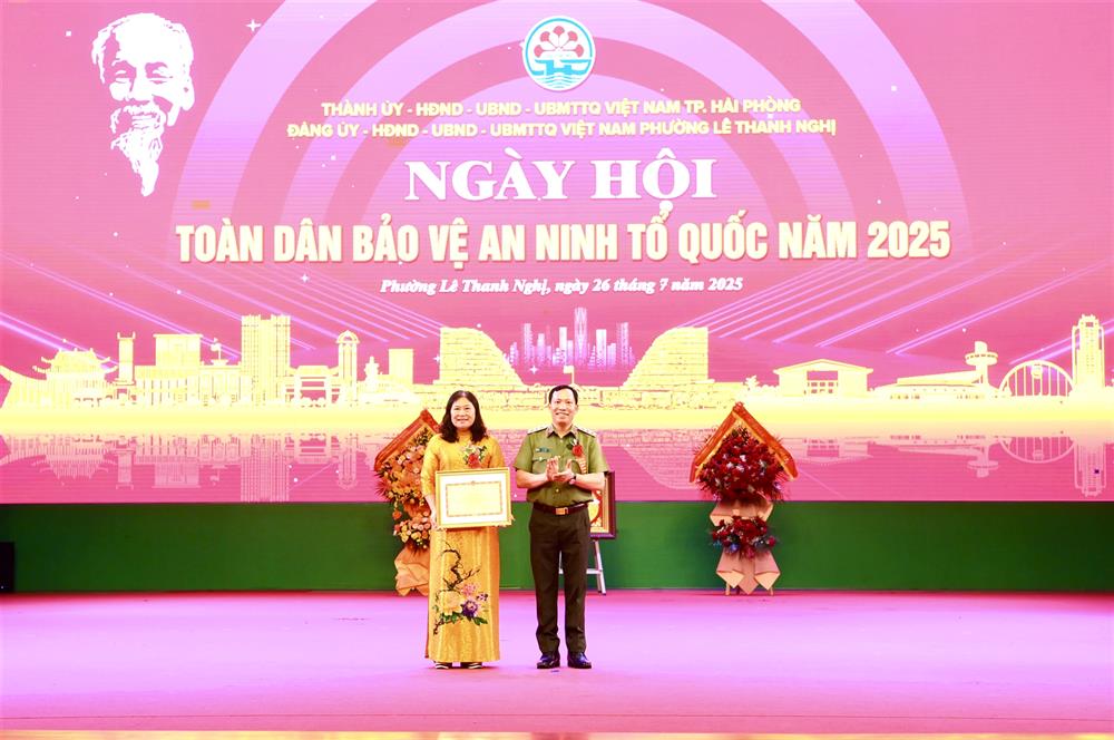 Thứ trưởng Lê Văn Tuyến trao Bằng khen của Bộ Công an tặng nhân dân và cán bộ xã Thống Nhất, huyện Gia Lộc, tỉnh Hải Dương (trước đây), nay là xã Yết Kiêu, thành phố Hải Phòng vì đã có thành tích xuất sắc trong phong trào toàn dân bảo vệ ANTQ.