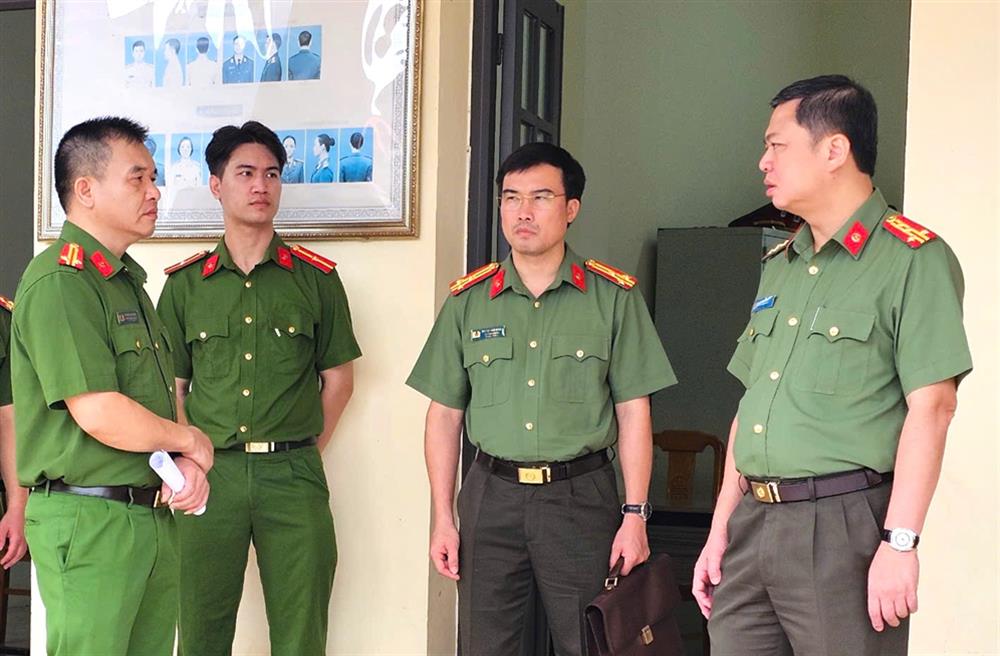 Đại tá Nguyễn Tiến Trung, Giám đốc Công an tỉnh Lạng Sơn kiểm tra công tác tại Công an xã Cao Lộc.