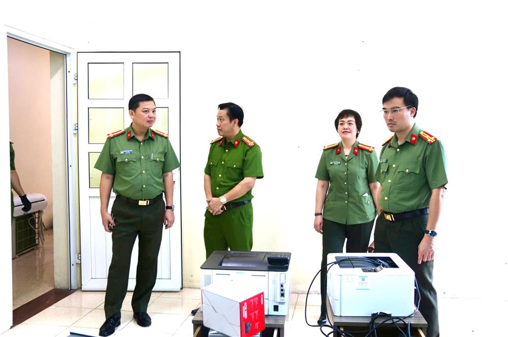Đại tá Nguyễn Tiến Trung, Giám đốc Công an tỉnh Lạng Sơn kiểm tra công tác tại Công an phường Đông Kinh.