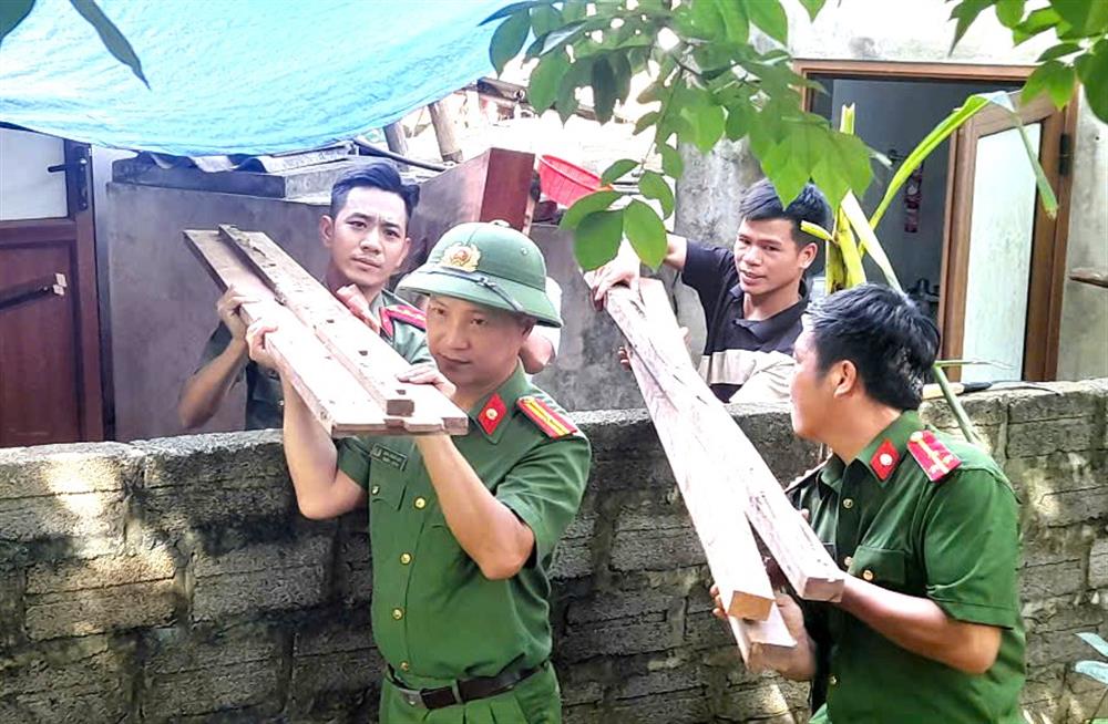 Lực lượng Công an xã Mường Hoa di dời khẩn cấp người dân ra khỏi khu vực sạt lở nguy hiểm.