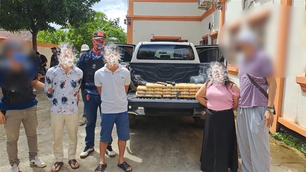 Một số đối tượng cùng tang vật 31 bánh ma túy tổng hợp bị bắt giữ.