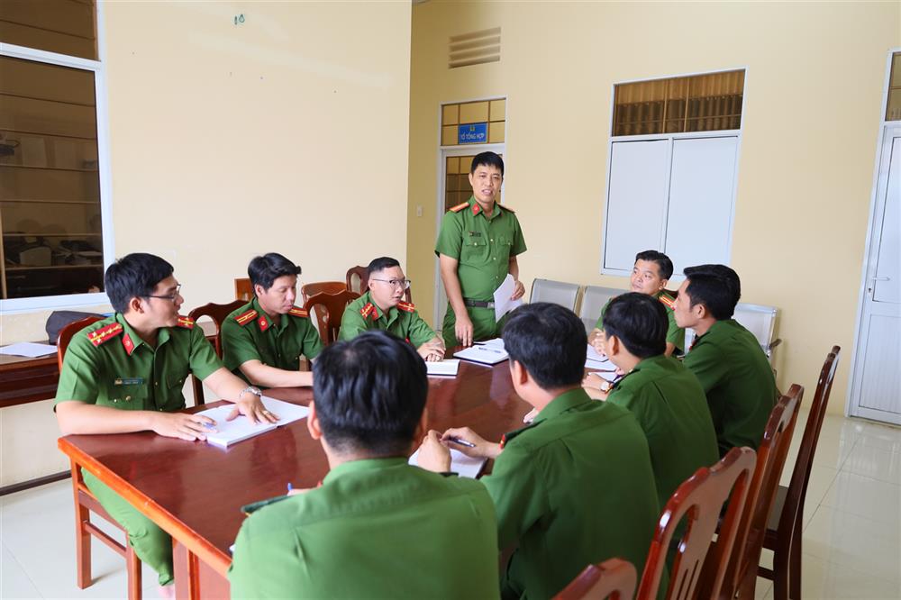 Thiếu tá Quách Chí Lễ thường xuyên đề xuất các giải pháp hiệu quả góp phần bảo đảm an ninh, trật tự tại địa phương.
