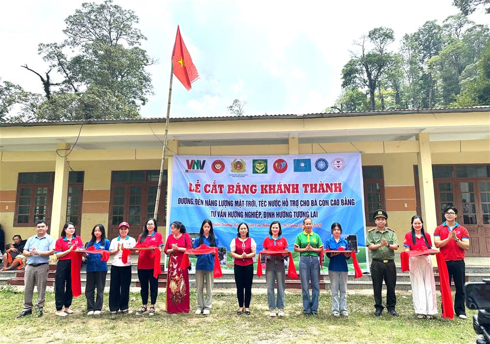 Đại biểu cắt băng khánh thành tuyến đường, đèn năng lượng mặt trời và téc nước hỗ trợ người dân.