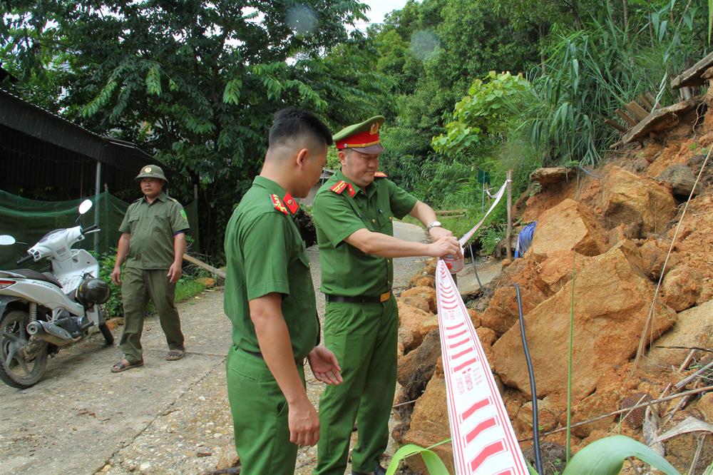 Thường xuyên tuần tra để sớm phát hiện các điểm sạt lở cảnh báo cho nhân dân