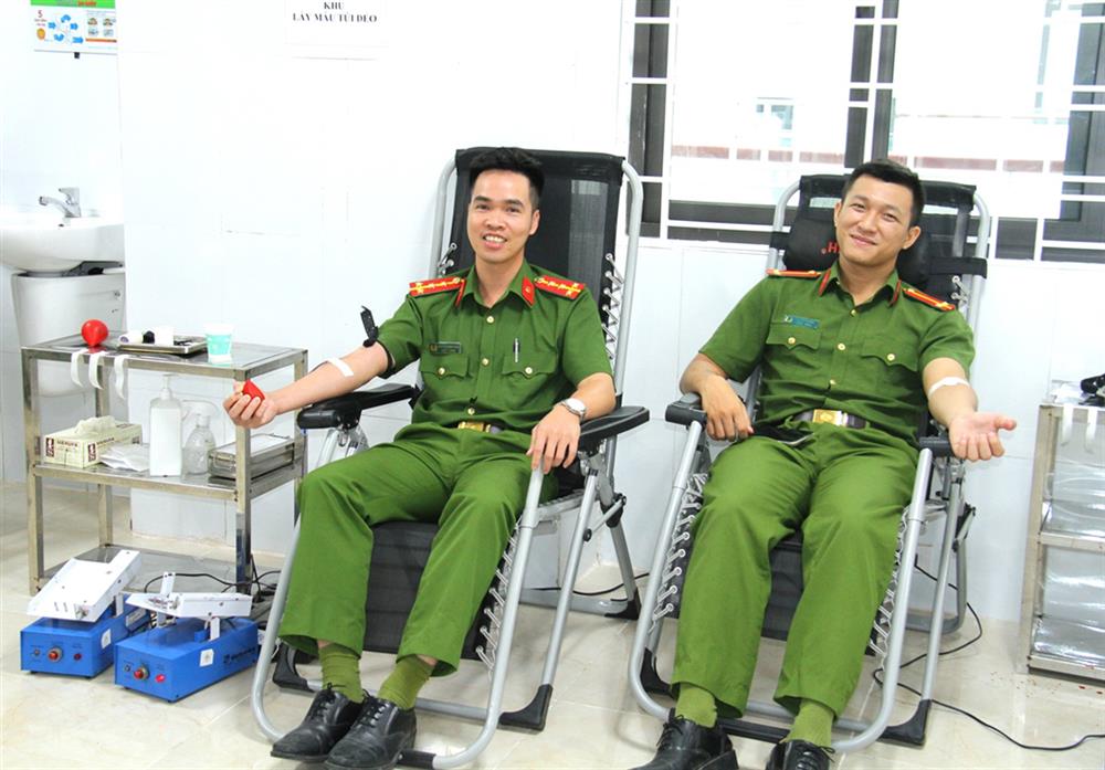 Cán bộ, chiến sĩ Công an có mặt tại bệnh viện để hiến máu tình nguyện.