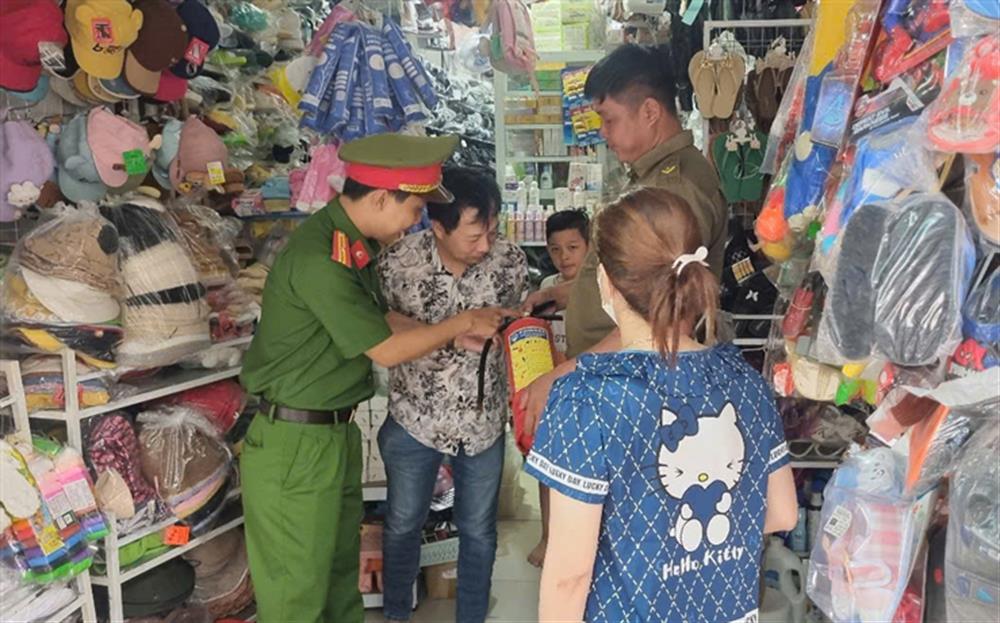 Công an xã Phong Hiệp tuyên truyền, nâng cao ý thức phòng ngừa cháy, nổ đến tiểu thương.