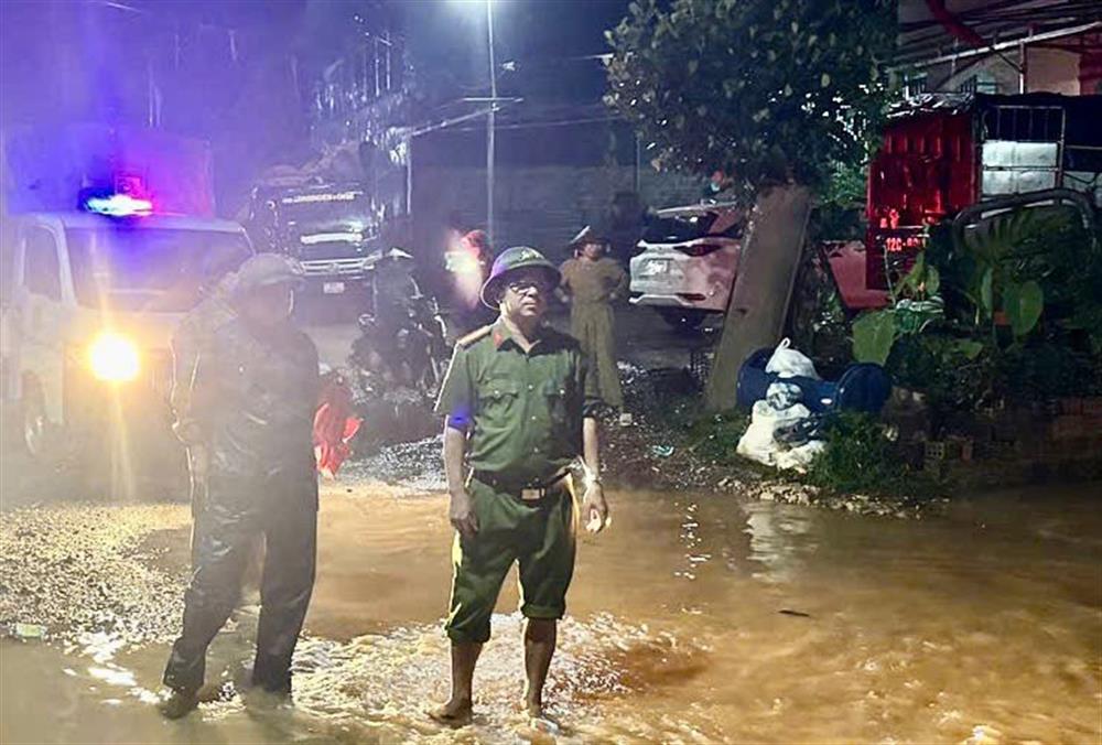 Tổ công tác của Công an các xã đã được huy động đồng loạt xuống cơ sở, tập trung kiểm tra, rà soát các khu vực có nguy cơ ảnh hưởng cao do bão.