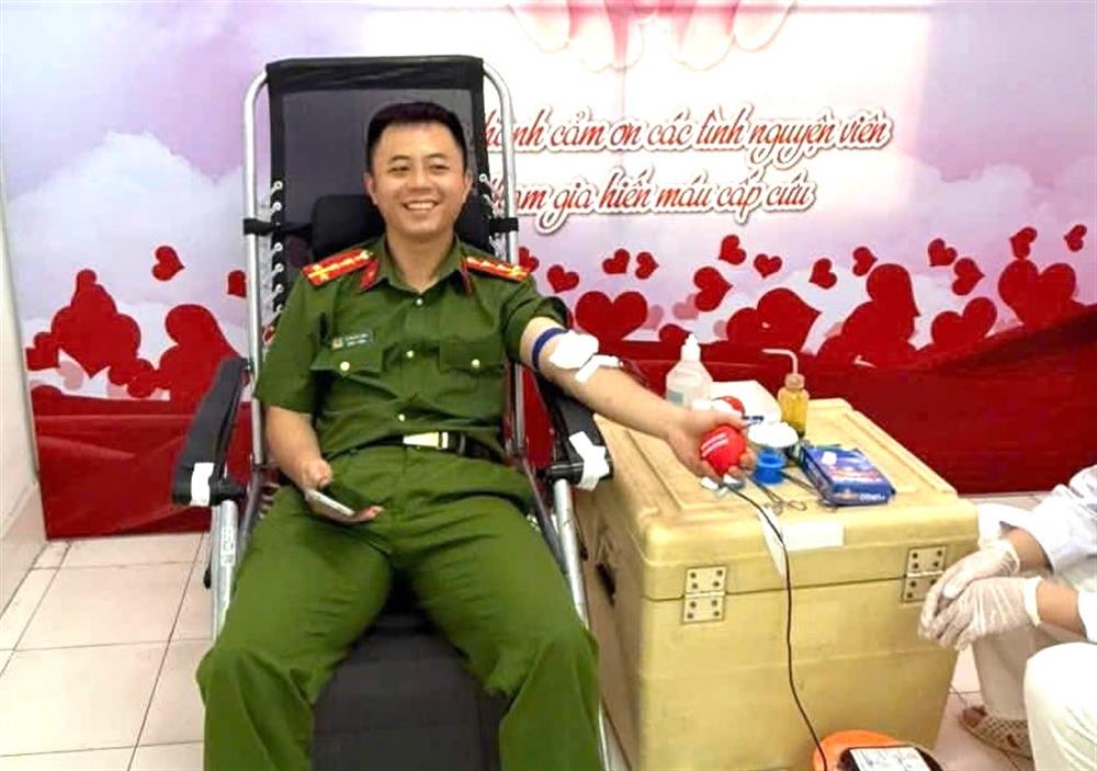 Đại uý Lê Hoàng Anh, Phó Bí thư Chi đoàn Văn phòng Cơ quan Cảnh sát điều tra trực tiếp tham gia hiến máu.
