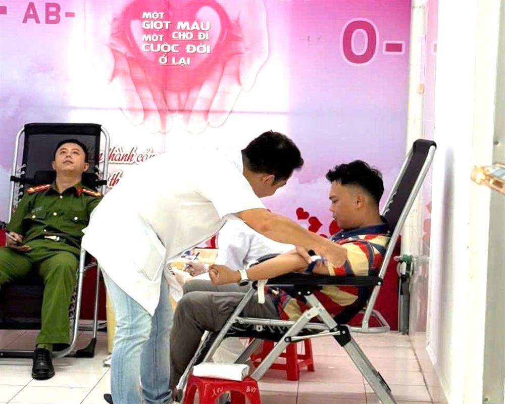 Đại uý Nguyễn Tiến Hoàn, Phó Đội trưởng, Văn phòng Cơ quan Cảnh sát điều tra đã tham gia hiến máu.