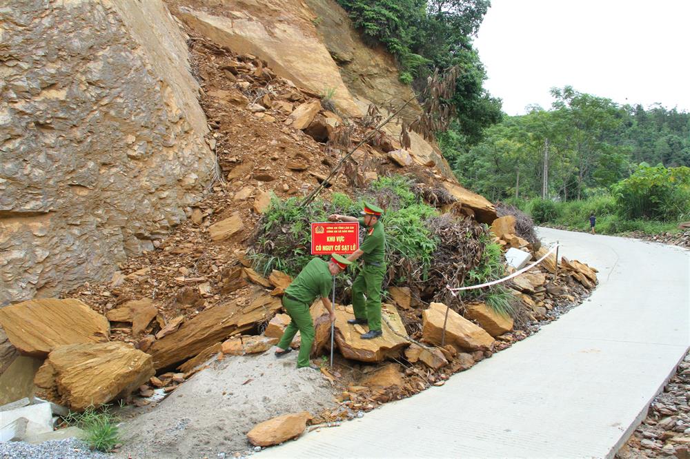 Đặt biển cảnh báo khu vực nguy hiểm, có nguy cơ sạt lở cao.
