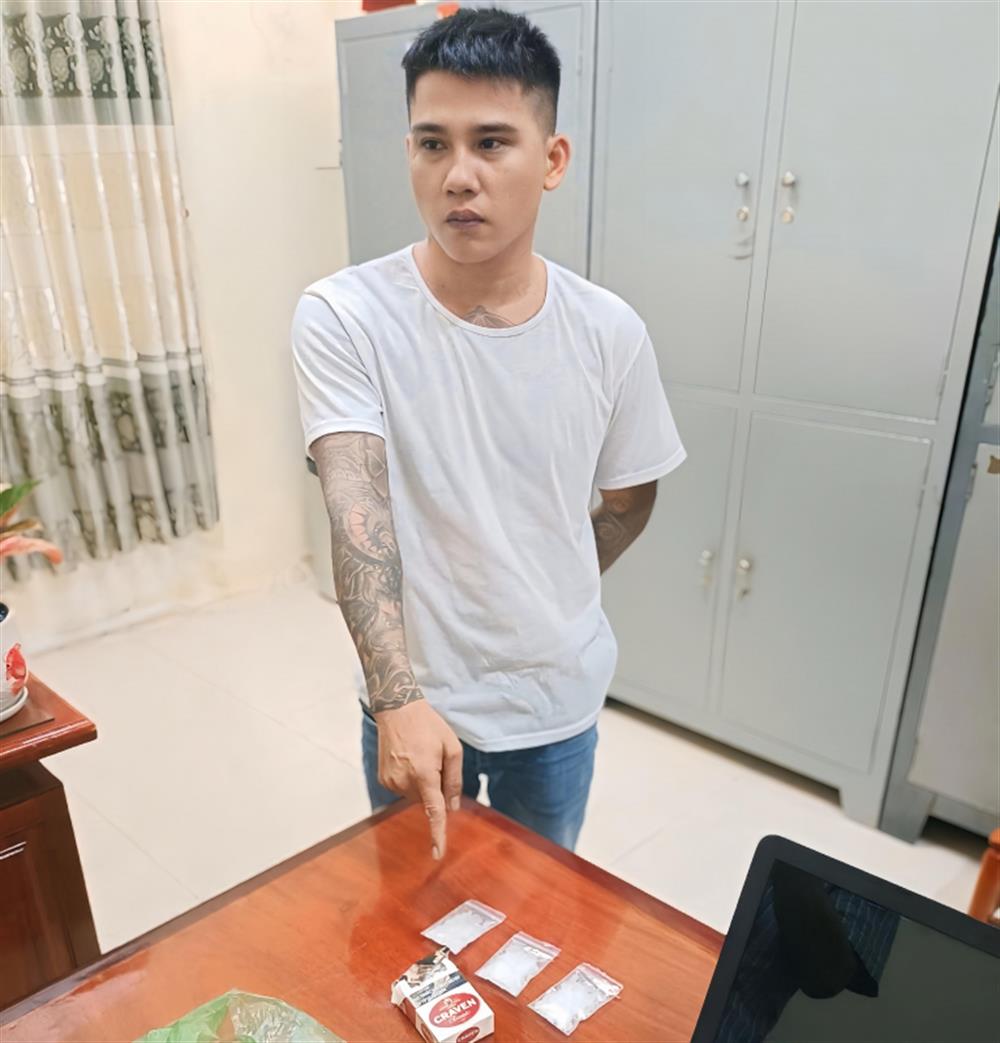Đối tượng Huỳnh Khải cùng tang vật.