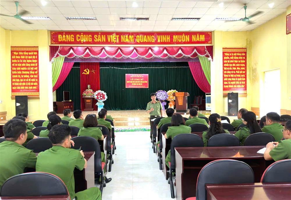Công an xã Mai Sơn họp triển khai công tác ngay trong ngày đầu sáp nhập.