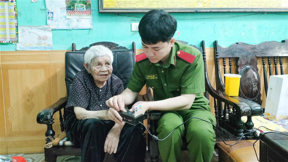 Cán bộ Công an tỉnh Bắc Ninh phối hợp với Công ty GeneStory lấy mẫu ADN cho thân nhân liệt sĩ tại phường Bắc Giang. 