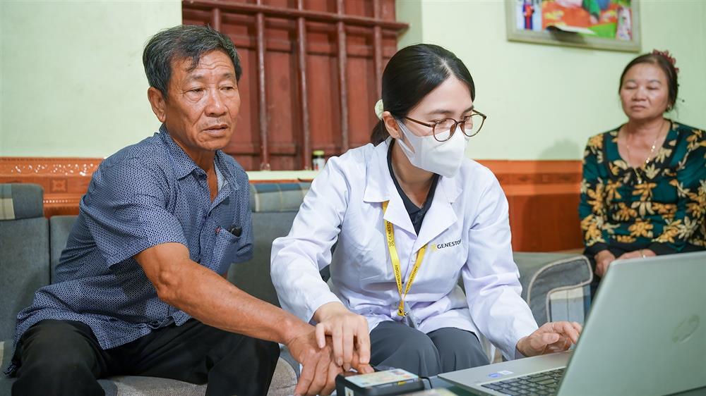 Cán bộ Công an tỉnh Bắc Ninh phối hợp với Công ty GeneStory lấy mẫu ADN cho thân nhân liệt sĩ Lương Bá Nho tại tổ dân phố Bình An, phường Tiền Phong.