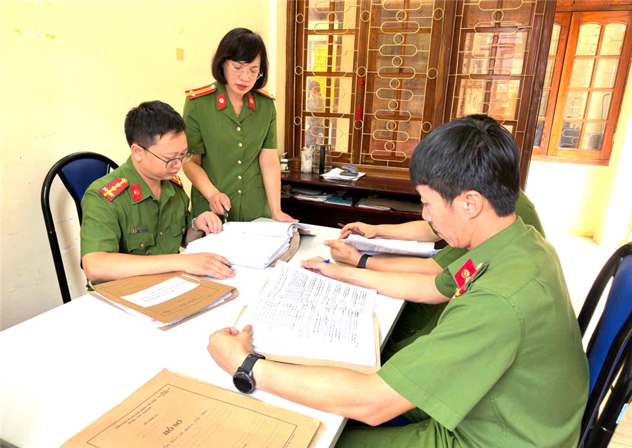 Cán bộ, chiến sĩ Công an xã Mai Sơn trao đổi nhiệm vụ công tác.