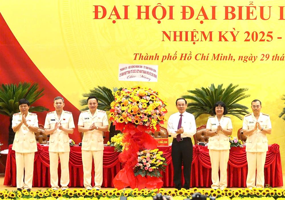 Đồng chí Nguyễn Văn Nên, Bí thư Thành ủy TP Hồ Chí Minh trao lẵng hoa của chúc mừng Đại hội.
