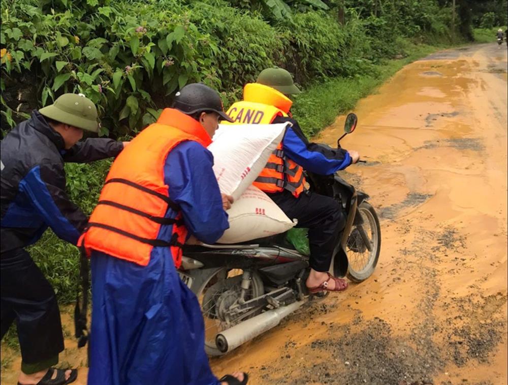 Công an xã Lương Sơn hỗ trợ và sơ tán các hộ dân ra khỏi khu vực sạt lở, ngập úng đến nơi an toàn.