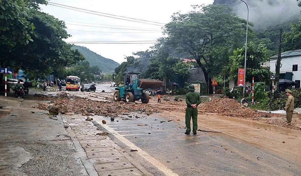 Công an xã Lương Sơn dọn dẹp đất đá, vệ sinh môi trường, khơi thông cống rãnh, mương thoát nước và gia cố các tuyến đường nông thôn sau mưa bão.