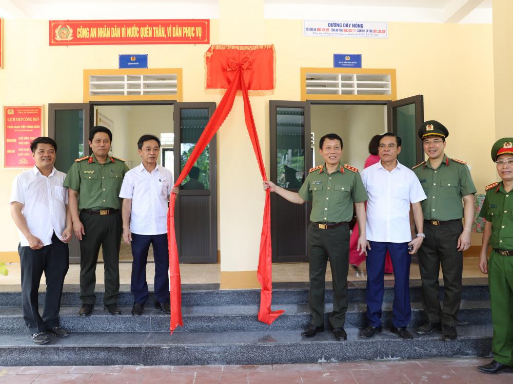 Đồng chí Thứ trưởng cùng lãnh đạo tỉnh; Lãnh đạo Công an tỉnh cắt băng khánh thành trụ sở Công an xã Sơn Hàm, huyện Hương Sơn